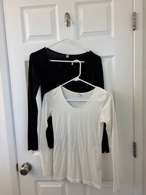 2x Uniqlo heat tech Women’s Long Sleeve Scoop Neck Top - Black and Cream size S